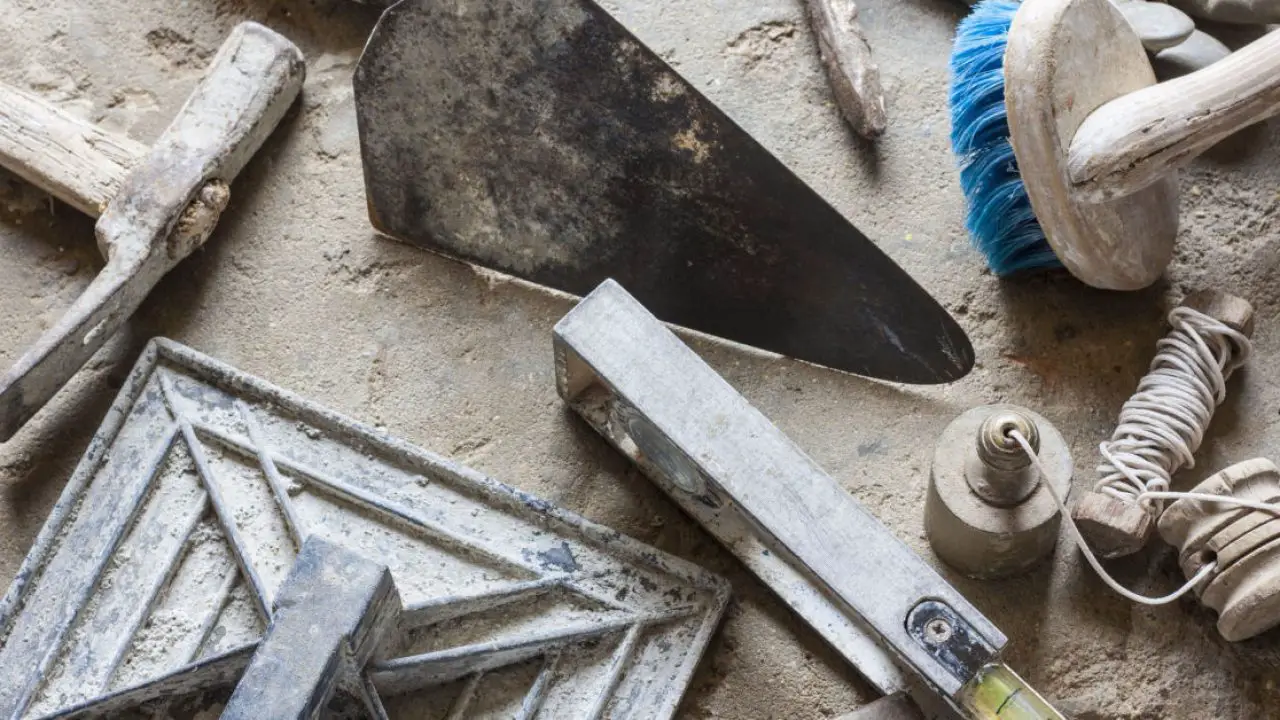 Les outils du maçon : les outils fondamentaux de maçonnerie