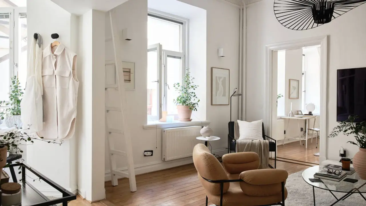 Intérieur D'une Chambre Avec Un Grand Lit Une Petite Fenêtre Et Une  Télévision Dans Un Style Minimaliste Dans Un Appartement Moderne