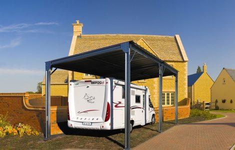 Une structure simple, un toit en pente… L’abri de camping-car en métal est minimaliste et facile à installer dans votre jardin