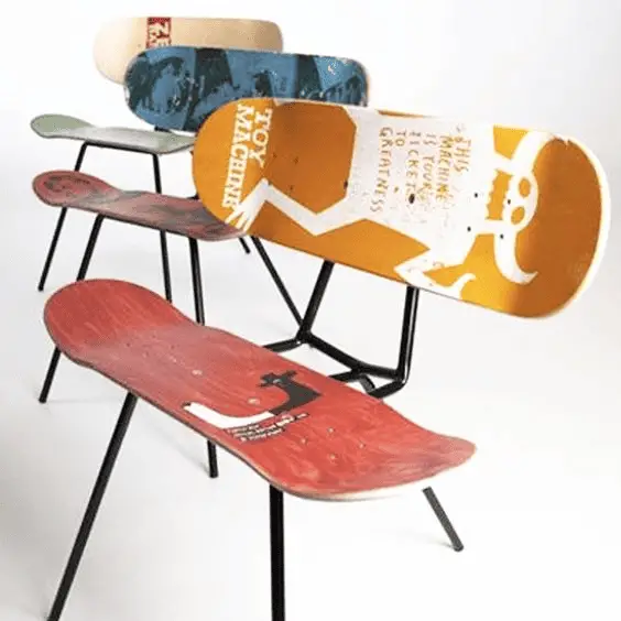 Des chaises conçues avec des planches à roulettes récup